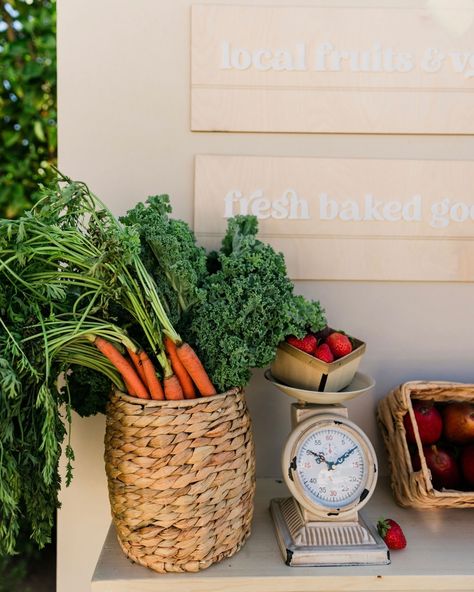 “Fill up a basket” 🥖🍓🥬 We loved putting together this farmers market for Vesper and Oliver’s guests to take home! From freshly baked bread to yummy fruits, veggies and pies not to mention the fresh floral! It’s a little something wholesome as a party favor instead of candy. Would you want something like this at your next celebration?🌻✨ #FarmersMarketFavors #farmersmarket #farmersmarketinspo #farmersmarketbirthday #farmersmarket #farmersmarketparty Farmers Market Baby Shower Cake, Farmers Market Themed Bridal Shower Ideas, Farmers Market Party Food, Farmers Market Theme Party, Farmers Market Baby Shower Theme, Farmers Market Party, Farmers Market Booth, Freshly Baked Bread, Market Booth