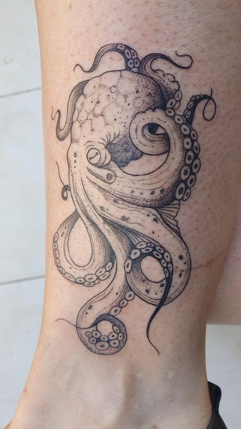 A reminder that I am adaptable, flexible and can move with the tide. Octopus Thigh Tattoos, Tattoo Octopus, Octopus Tattoo Sleeve, Kraken Tattoo, Squid Tattoo, Phönix Tattoo, Octopus Tattoo Design, Octopus Tattoos, Dibujos Tattoo