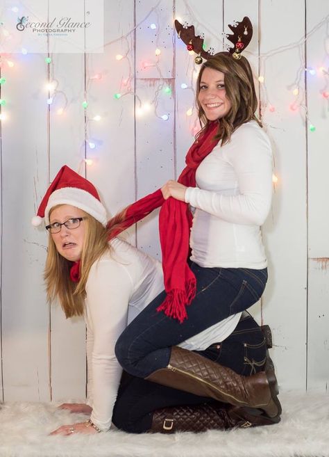 Funny Sister Christmas Pictures, Funny Christmas Card Poses, Christmas Photo Shoot Best Friends, Corny Christmas Photos, Bff Christmas Photoshoot, Best Friend Pictures Christmas, Cringey Christmas Photos, Cheesy Christmas Photos, Funny Christmas Photoshoot Ideas