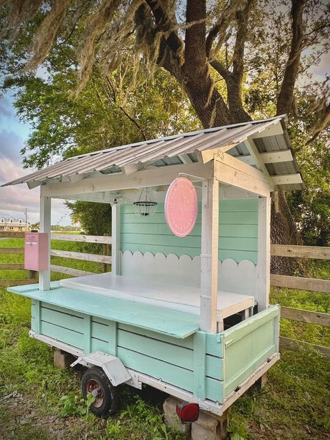 Farm Stand Cart, Farmers Market Cart, Farm Stands Roadside, Roadside Farm Stand Ideas, Hobbie Farm, Farm Market Ideas, Flower Carts, Flower Stall, Farmers Market Stand