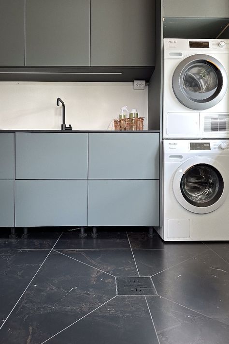 This utility room has a nice flooring. Love these tiles. Floor drain and cover from Vieser. Drain cover is Vieser Classic+ black. Laundry Room Flooring, Patterned Tiles, Shower Together, Steel Floor, Tiles Floor, Patterned Floor Tiles, Brown Marble, Large Tile, Drain Cover