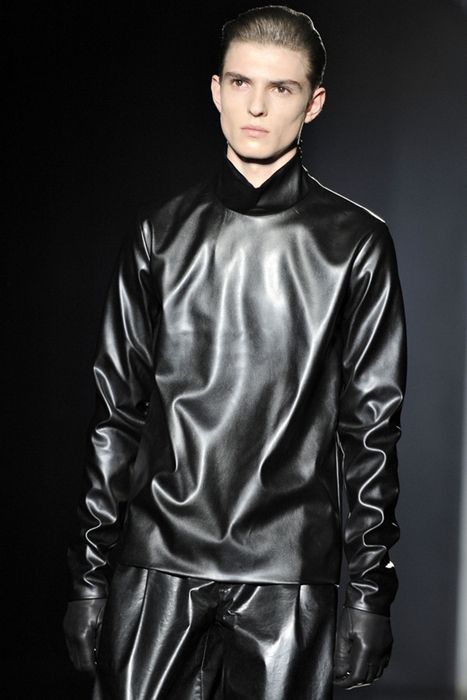 Leather Clothes, Teenage Guys, Mens Leather Clothing, Mens Leather Pants, Leather Jacket Outfits, Leather Wear, Shiny Clothes, Leather Shirt, Raf Simons