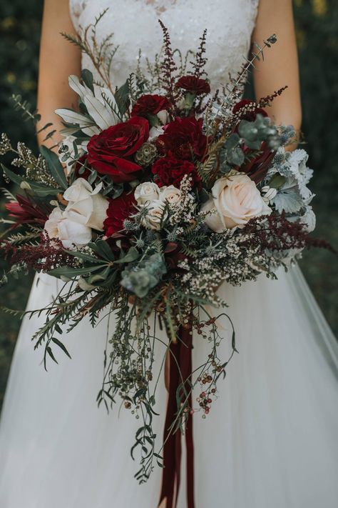 Winter Wonderland Wedding Ideas, Wedding Get Ready, Christmas Wedding Flowers, Burgundy Wedding Theme, Christmas Wedding Themes, Christmas Wedding Inspiration, Red Wedding Theme, Red Bouquet Wedding, Winter Wedding Bouquet