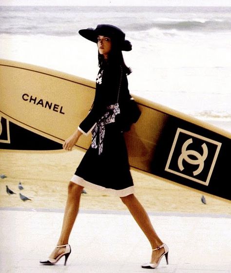 Chanel Surfing Sup Girl, Vintage Foto's, Sup Stand Up Paddle, Moda Chanel, Mode Shoes, Mode Chanel, Sup Yoga, Chanel Couture, Elegante Casual