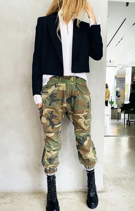 Army Style Outfit, Camo Pants Outfit, Camouflage Outfits, Camo Fashion, Street Style Edgy, Camo Pants, Fashion Mistakes, 10 Pounds, Looks Style