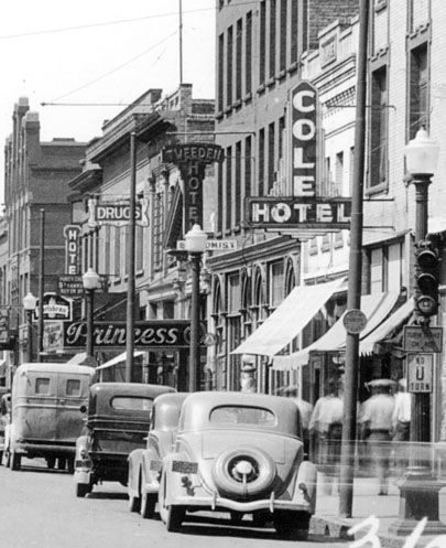 Vintage 40s Aesthetic, 1940 Aesthetic, 1940s America, 40s Aesthetic, 1940s Aesthetic, Hollywood Street, 83rd Birthday, 1940s Photos, It’s A Wonderful Life