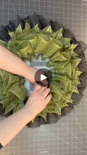 Ruffle Wreath, Deco Mesh Wreaths Tutorials, Fall Decor Wreaths, Mesh Wreath Tutorial, Christmas Wreaths Diy Easy, Packing Hacks Clothes, Kitchen Design Layout, Summer Mantle Decor, Christmas Ornament Wreath