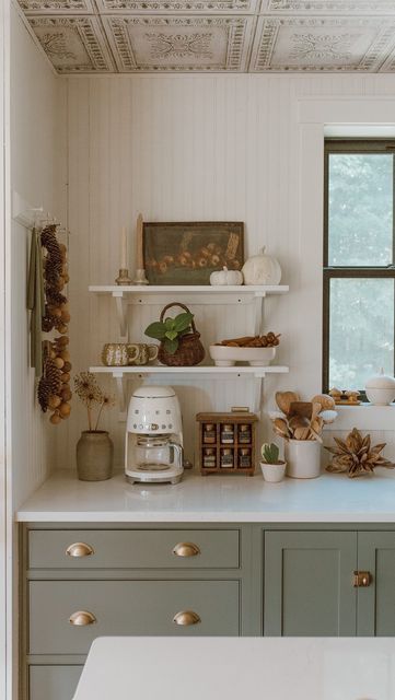 Small House Kitchen Ideas, Small House Kitchen, Eccentric Kitchen, Cottage House Interior, Simple Fall Decor, Cozy Cottage Kitchen, Cottagecore Living, Cosy Kitchen, Fall Kitchen Decor