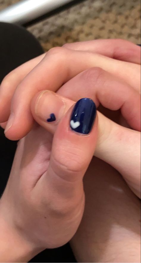 matching hearts on nails with boyfriend Nails For My Girlfriend, Matching Gf Bf Nails, Painting Boyfriends Nails, 2 Diff Color Hand Nails, Matching Nail With Boyfriend, Matching Nail Art Couple, Nail Ideas For Boyfriend, Gf Bf Nails, Boyfriend Acrylic Nails