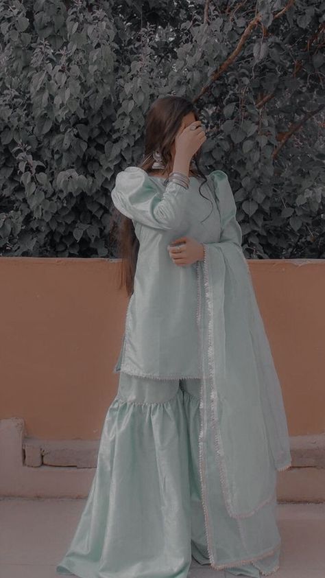 Eid Dresses Simple, Eid Dress Designs Ideas, Eid Dress Ideas, Garara Dress, Eid Outfit Ideas, Dresses Traditional, Pakistani Fancy Dresses, Beautiful Pakistani Dresses, Salwar Kamiz