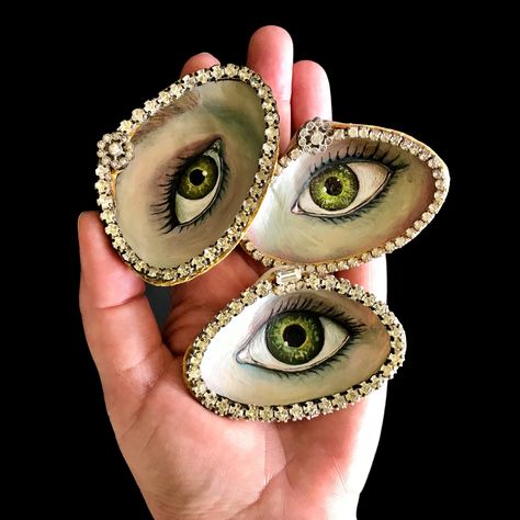 Cockle Shell Crafts, Clam Shell Art, Vintage Shell Art, Large Clam Shell, Seashell Art Diy, Beachy Art, Oyster Shell Crafts, Art Coquillage, Lovers Eyes