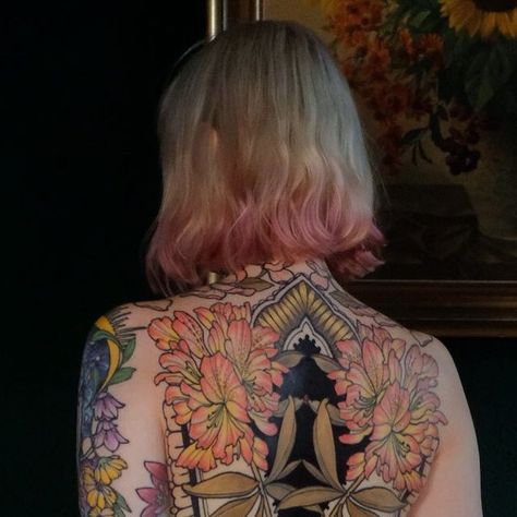 Ornamental Color Tattoo, Neotrad Back Tattoo, Jen Tonic Tattoo, Jentonic Tattoo, Neo Traditional Back Piece, Backpiece Tattoo For Women, Traditional Tattoo Back Piece, Lockscreen Widget, Full Neck Tattoos