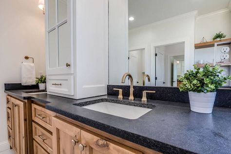 Bathroom With Black Countertops - Designing Idea Bathroom Vanity Countertop Ideas, Black Quartz Countertop, Quartz Bathroom Countertops, Bathroom Vanity With Mirror, Granite Bathroom Countertops, Black Faucet Bathroom, Quartz Bathroom, Black Countertop, Granite Bathroom