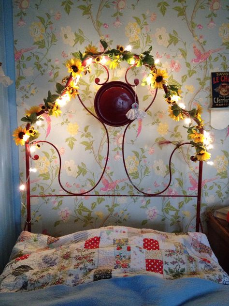 selfmade fairy flower bed decoration on antique bed Elsa Room, Bed Steel, Frame Flowers, Antique Bed, Bed Decoration, Iron Bed Frame, Antique Beds, Iron Bed, Flower Garland