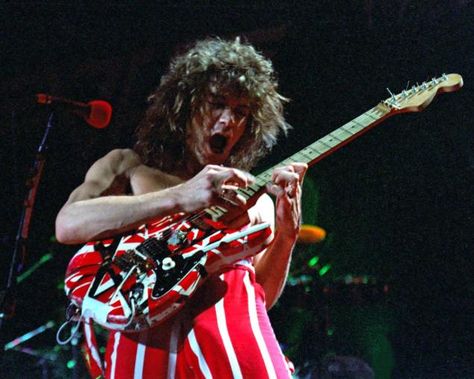 Eddie Van Halen of Van Halen performs on the Diver Down tour at Madison Square Garden circa 1982 wearing one of his many pairs of overalls. Eddie Van Halen Guitar, Comedy Photography, Van Halen Guitar, Adachi Mitsuru, Van Hagar, 80s Rockstar, Wolfgang Van Halen, Music Bollywood, Old Guitar