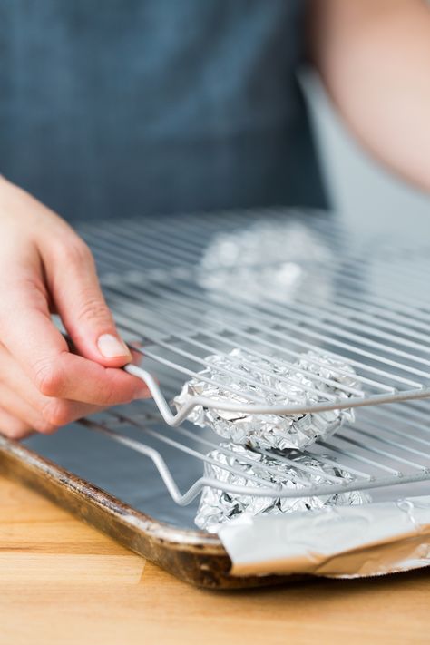 This is a SIMPLE idea that you may not have seen on Pinterest kitchen hacks in the past. Make your own EASY DIY dehydrator for your homemade jerky and dried fruit recipes! Dried Fruit Recipes, Diy Dehydrator, Dried Fruit Recipe, Pinterest Kitchen, Food Dehydration, Homemade Jerky, Jerky Recipes, Diy Tumblr, Cooling Racks