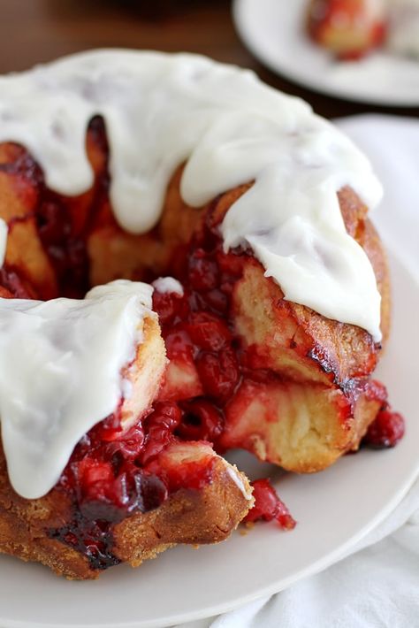 Cherry Cheesecake Monkey Bread | girlversusdough.com @girlversusdough #girlversusdough #dessert Whip Cookies, Trifle Bowl, Cookies Easy, Cheese Cookies, Food Appetizers, Cherry Cheesecake, Easy Oven, Bowl Recipes, Monkey Bread