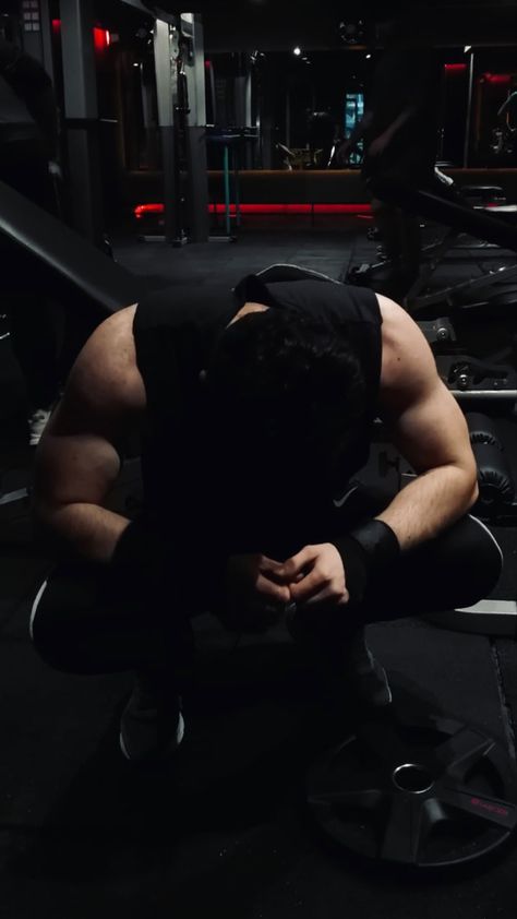 Dark Gym Outfit Men, Gym Guy Aesthetic Dark, Gym Boy Aesthetic Dark, Male Workout Aesthetic, Dark Gym Aesthetic Men, Gym Aesthetic Guy, Dark Gym Aesthetic Women, Man Gym Aesthetic, Dark Workout Aesthetic