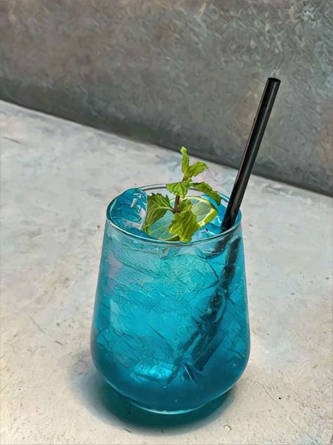 Blue Drink, Coffee Milkshake, Satisfying Pictures, Blue Drinks, Blue Desserts, Colorful Drinks, Lettuce Salad, Party Scene, Cooking Inspiration