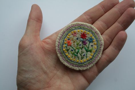 Broach Ideas, Fabric Brooches, Brooch Ideas, Felt Brooches, Rainy Day Crafts, Embroidered Brooch, Fabric Brooch, Brooch Diy, Felt Embroidery