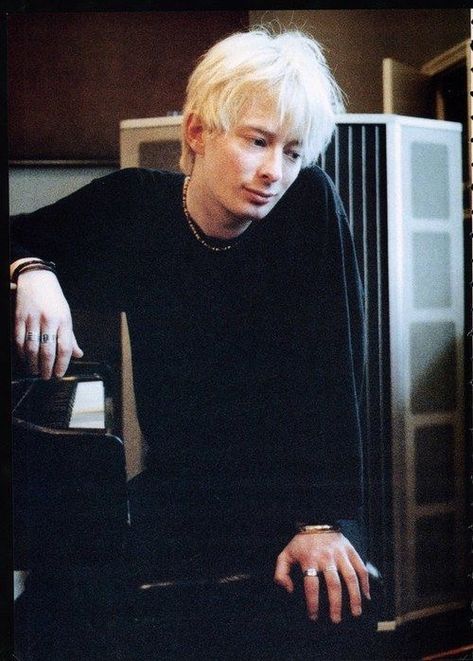 Pablo Honey, Thom Yorke Radiohead, How To Disappear, Thom Yorke, 90s Music, Music People, Radiohead, Lead Singer, Pink Floyd