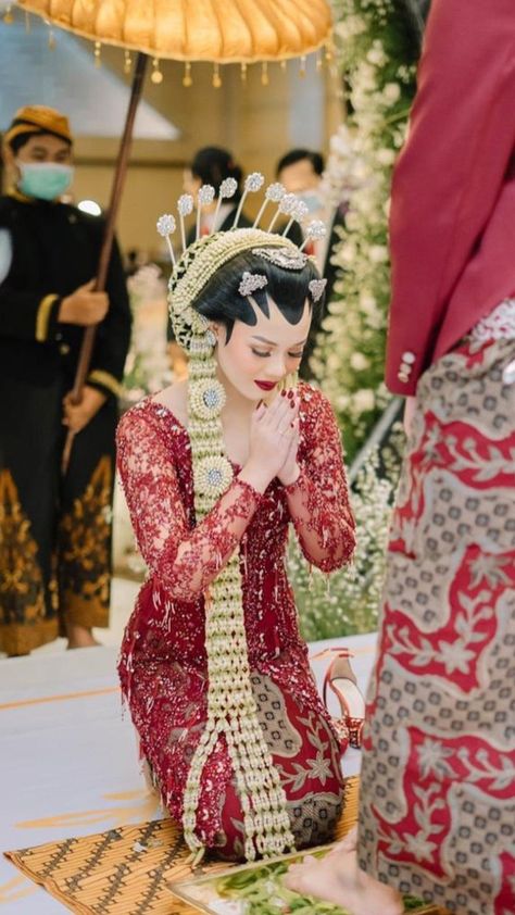 make up. make up looks. make up for beginners. make up tutorial. make up tutorial step by step. make up natural Make Up Hooded Eyes, Siraman Jawa, Jawa Wedding, Baju Wedding, Wedding Jawa, Muslim Wedding Dress Hijab Bride, Moodboard Wedding, Model Dress Kebaya, Javanese Wedding