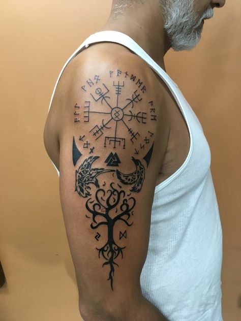 50 Wikinger Tattoo Ideen: Nordische Symbole und ihre Bedeutung Runes Tattoo, Viking Compass Tattoo, Yggdrasil Tattoo, Viking Rune Tattoo, Tato Geometris, Tato Suku, Viking Tattoo Symbol, Viking Tattoo Sleeve, Tato Dengan Makna