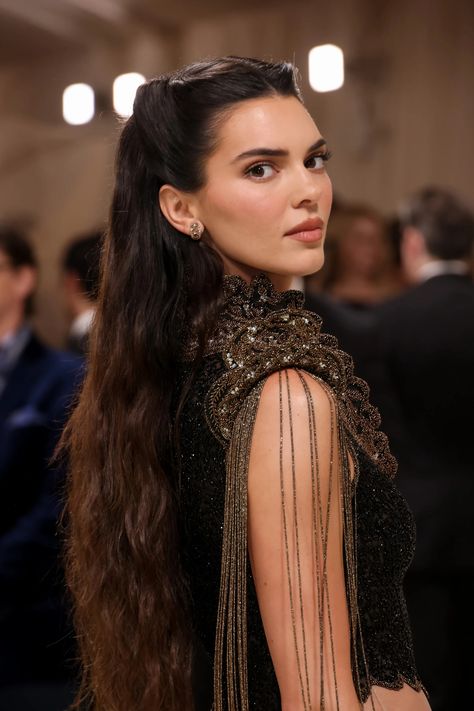 The Best Hair Looks from the 2024 Met Gala | Vogue Kendall Jenner Met, Kendall Jenner Estilo, Kendall E Kylie, Kendall Jenner Met Gala, Kendall Jenner Hair, Stile Kendall Jenner, Jenner Hair, Givenchy Dress, Prettiest Celebrities