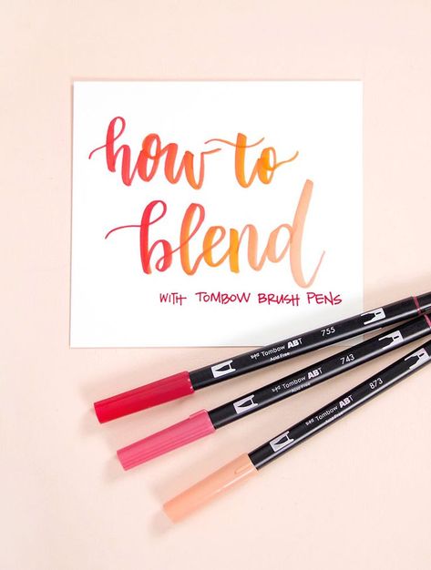 how to blend lettering with tombow dual brush pens - learn how to use a blending palette to transition from one color to another #handlettering #lettering #tombow #brushlettering Brush Letters, Brush Lettering Tutorial, Marker Kunst, Lettering For Beginners, Tombow Pens, Letters Ideas, Clean Makeup Brushes, Pen Lettering, Brush Texture