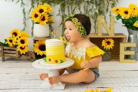 Sunflower Banner, Sunflower Birthday Parties, Sunflower Birthday, Sunflower Theme, Sunflower Party, Smash Cake Girl, Baby Cake Smash, 1st Birthday Photoshoot, 1st Birthday Photos