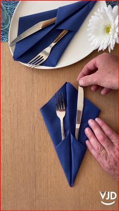 Fancy Napkin Folding, Paper Napkin Folding, Creative Napkins, Kraf Kertas, Dining Etiquette, Diy Table Decor, Diy Napkins, Napkin Design, Christmas Potpourri