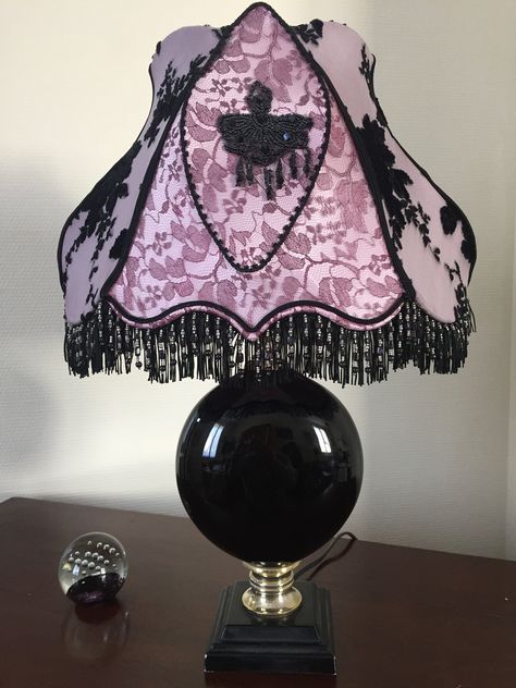 American style Victorian stretch fabric lamp On the two main faces of the rose silk shade we superimpose a lace and a pearl medallion of Jay. The sides are sewn in purple silk and embroidered with black velvet. A black and silver beaded fringe embellishes the bottom of the lamp shade. Lamp height with black metal leg = 54 cm Dimensions of the shade: 37 cm x 27 cm, height = 25 cm Made to measure to the desired dimensions and colors Goth Room Decor Diy, Goth Lamp, Fabric Lamp, Dark Home Decor, Goth Home, Goth Home Decor, Dark Home, Gothic Decor, Gothic Home Decor