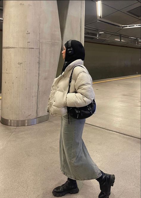 Maxi Skirt Styling, Hijabi Winter Outfits, Puffer Outfit, Modest Winter Outfits, Skirt Styling, Oversize Jacket, Estilo Hijab, Puffer Jacket Outfit, Stile Hijab