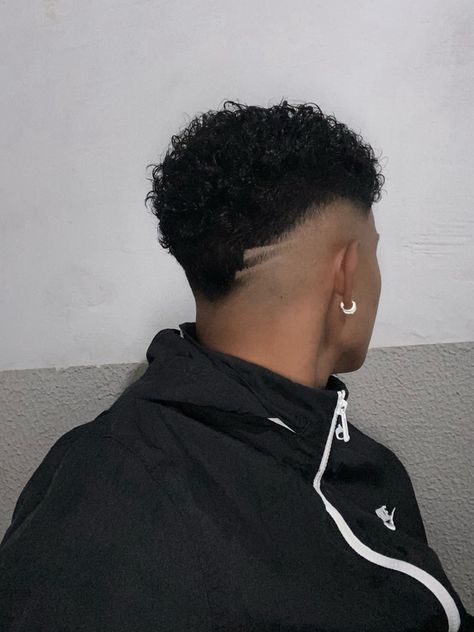 V Haircut, Taper Fade Curly Hair, Curly Hair Fade, Expensive Clothes, Corte De Cabelo Masculino, Hair Color Balayage, Fade Haircut, Fresh Cut, Hair And Beard Styles