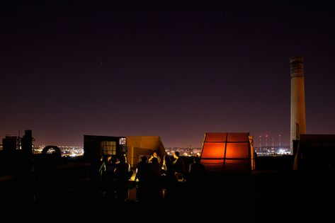 Urban camping on the roof of a high-rise building? A burgeoning movement is working to motivate city-dwellers to unplug and sleep under the stars. Rooftop Camping, New Yorker Loft, Urban Camping, Camping Club, Nyc Rooftop, New York Loft, Skyline View, Sleeping Under The Stars, Inclusive Resorts