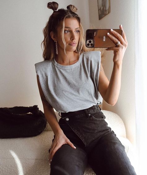 VICIDOLLS on Instagram: “ELEVATED BASIC // #OOTD INSPO Our doll @kelsrfloyd looks so chic in our Trey Cotton Muscle Tee! This heather grey top features a crew neck…” Muscle Tee Outfit, Muscle Tee Outfits, Basic Ootd, School Outfit Women, Ootd Inspo, Elevated Basics, Muscle Tee, Tee Outfit, Fall 2023