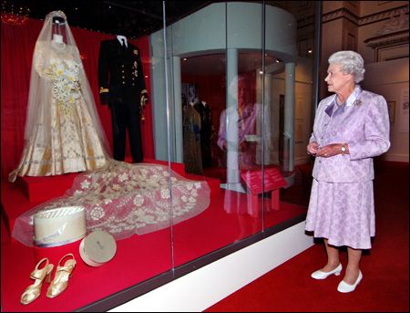 Britain's Queen Elizabeth II looks at her 1947 wedding gown. Queen Elizabeth Ii Wedding, Queen Elizabeth Wedding, Wedding Dresses Vintage Princess, 70th Wedding Anniversary, Princesa Elizabeth, Queen Wedding Dress, Queens Wedding, Royal Wedding Dresses, Royal Marriage