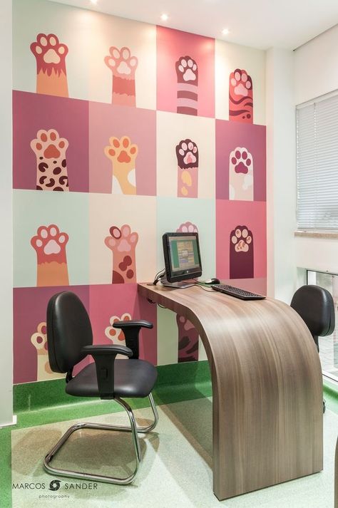 Dog Grooming Salon Decor, Cats Room, Dog Daycare Business, Pet Store Design, Pet Store Ideas, Pet Grooming Salon, Clinic Decor, Shelter Ideas, Pet Hospital