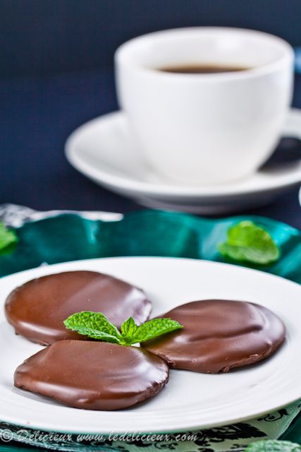 Mint Slice recipe - how to make your own Arnott's Mint Slice biscuits | deliciouseveryday.com Australian Cookies, Slice Cookies, Mint Slice, Chocolate Mint Cookies, Crunchy Chocolate, Cookie Base, Chocolate Breakfast, Peppermint Cream, Cream Biscuits