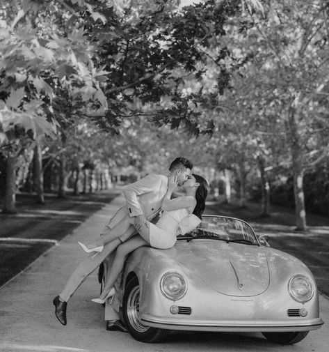 French Engagement Photos, Cabrio Photoshoot, Engagement Photos Vintage Car, Douyin Photoshoot, Retro Engagement Photos, Classic Car Wedding, Car Engagement Photos, Classic Engagement Photos, Vintage Engagement Photos