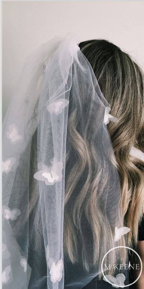 Butterfly Veil Wedding, Butterfly Veil, Married Ideas, Short Veils Bridal, Elbow Length Veil, Wedding Veils Short, White Veil, Butterfly Embellishment, White Veils