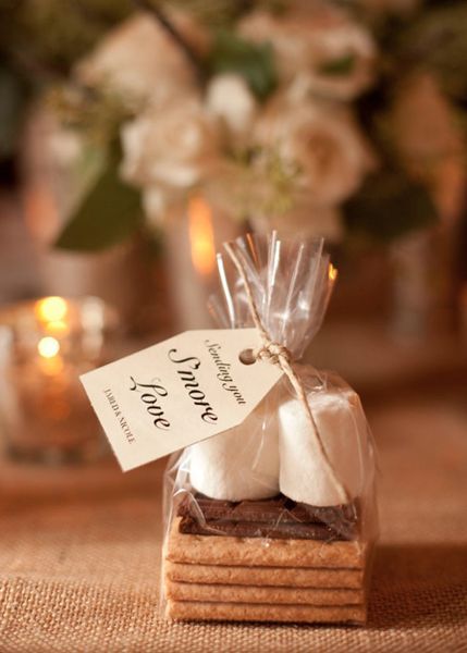 Smores Table For Wedding, Maple Syrup Wedding Favor Table, Diy Vintage Wedding, Affordable Wedding Favours, Trendy Wedding Favors, Cookie Wedding Favors, How To Dress For A Wedding, Creative Wedding Favors, Inexpensive Wedding Favors