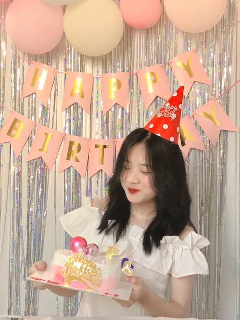 Korean Birthday Party Ideas, Giveaway Ideas Birthday, Seventeenth Birthday, 17th Birthday Ideas, Simple Birthday Decorations, Glow Birthday, Cute Birthday Pictures, 21st Birthday Invitations, Happy Birthday Girls