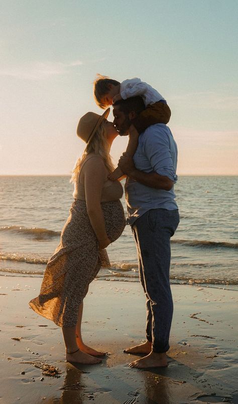 Pregnancy Family Photoshoot, Family Pregnancy Photoshoot, Maternity Shoot Beach, Photoshoot At The Beach, Aesthetic Family, Family Beach Portraits, Beach Maternity Photos, Maternity Photoshoot Outfits, Maternity Photoshoot Poses