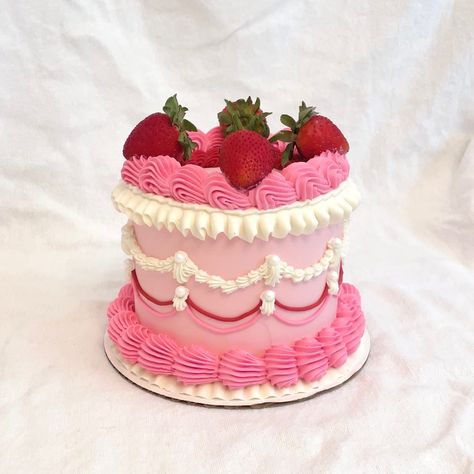 Pink, red and white strawberry vintage style cake by Amai Sweets. Pink Vintage Cake, Vintage Style Cake, Strawberry Vintage, Bolo Vintage, Iced Cake, Cake With Strawberries, Cake Strawberry, White Strawberry, Ice Cake