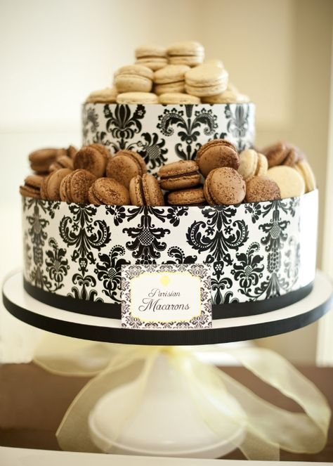 Macarons tower Macaron Centerpiece, Wedding Cake Stand, Wedding Cake Alternatives, French Macaroons, Small Cakes, Damask Wedding, Wedding Dessert Table, Big Cakes, Dessert Stand