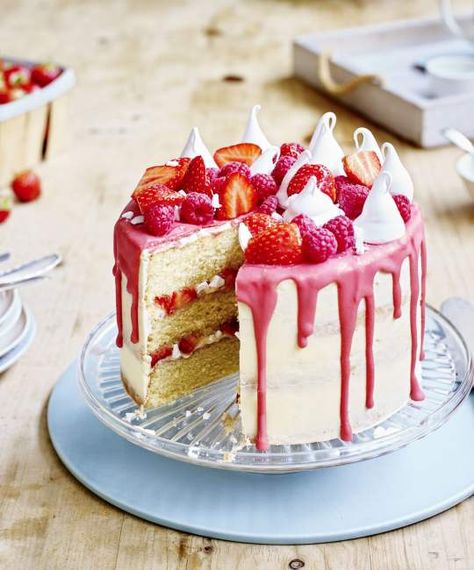 Eton Mess Cake | Great British Food Awards Eaton Mess Cake, British Cake Recipes, Eton Mess Cake, British Cakes, Pig Cakes, Summer Birthday Cake, British Cake, Jubilee Party, Great British Food