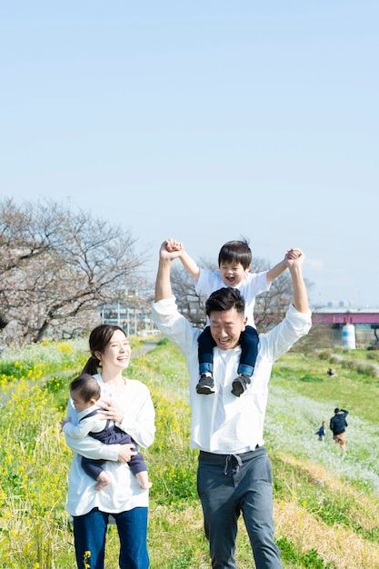 Asian Family Photography, Family Trip Photos, Asian Family, Action Board, Asian Photography, Family Park, Nature Family, Family Nature, Outdoor Family Photos