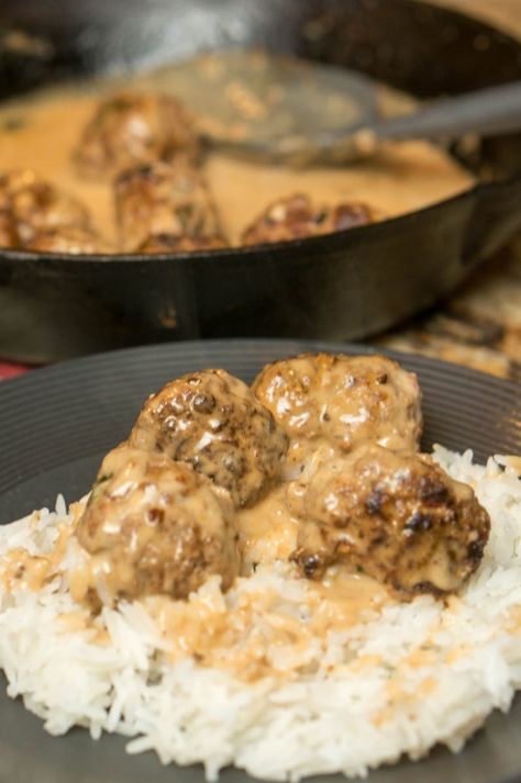 A simple dinner that packs a punch, everyone loves these swedish meatballs with sauce! Serve on rice or noodles for a filling, flavorful dinner recipe. Meatballs With Sauce, Meatballs Sauce, Meatballs And Sauce, Recipes Meatballs, Frozen Meatball Recipes, Swedish Meatballs Easy, Rice And Gravy, Flavorful Dinner, Meatball Sauce