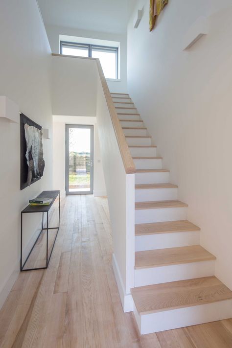 blond hardwood treads + handrail on painted softwood stair - Old Water Tower - Chieveley, Berkshire, UK - Gresford درج السلم, Normal House, Stair Handrail, Painted Stairs, Home Stairs Design, Modern Stairs, Lan Can, Interior Stairs, Energy Efficient Homes